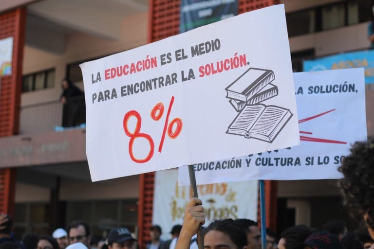 La educación pública como defensa de la democracia
