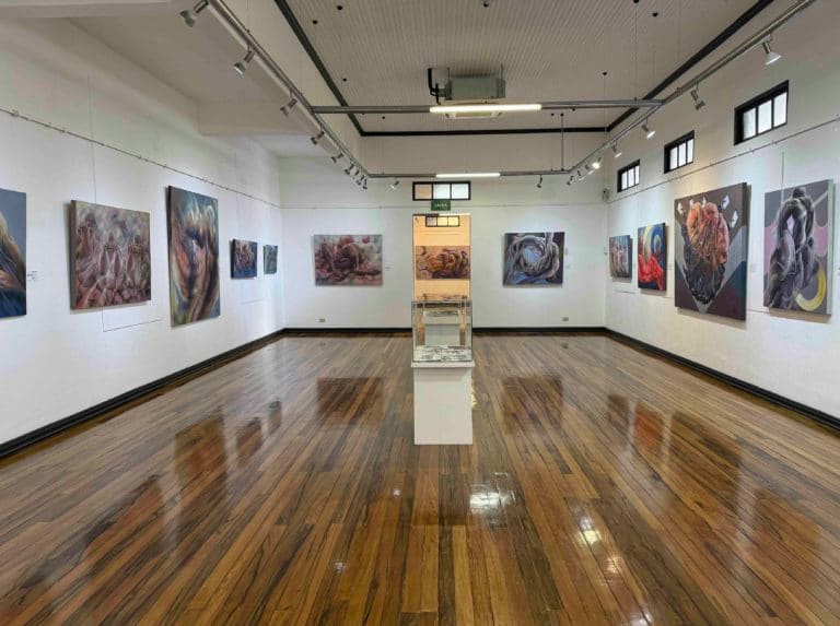 Museo Histórico Cultural Juan Santamaría exhibe “Diálogos en Blanco y Negro”: una mirada contemporánea sobre la figura humana