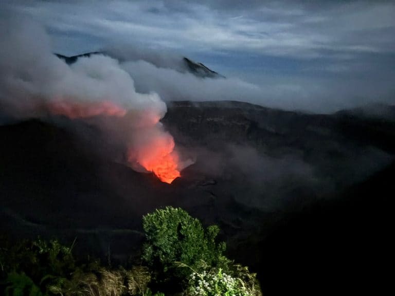 600 personas participaron de caminata en el volcán Póas y observaron el cráter incandescente