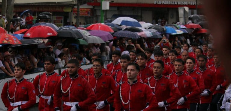 Entre la lluvia y la resistencia democrática