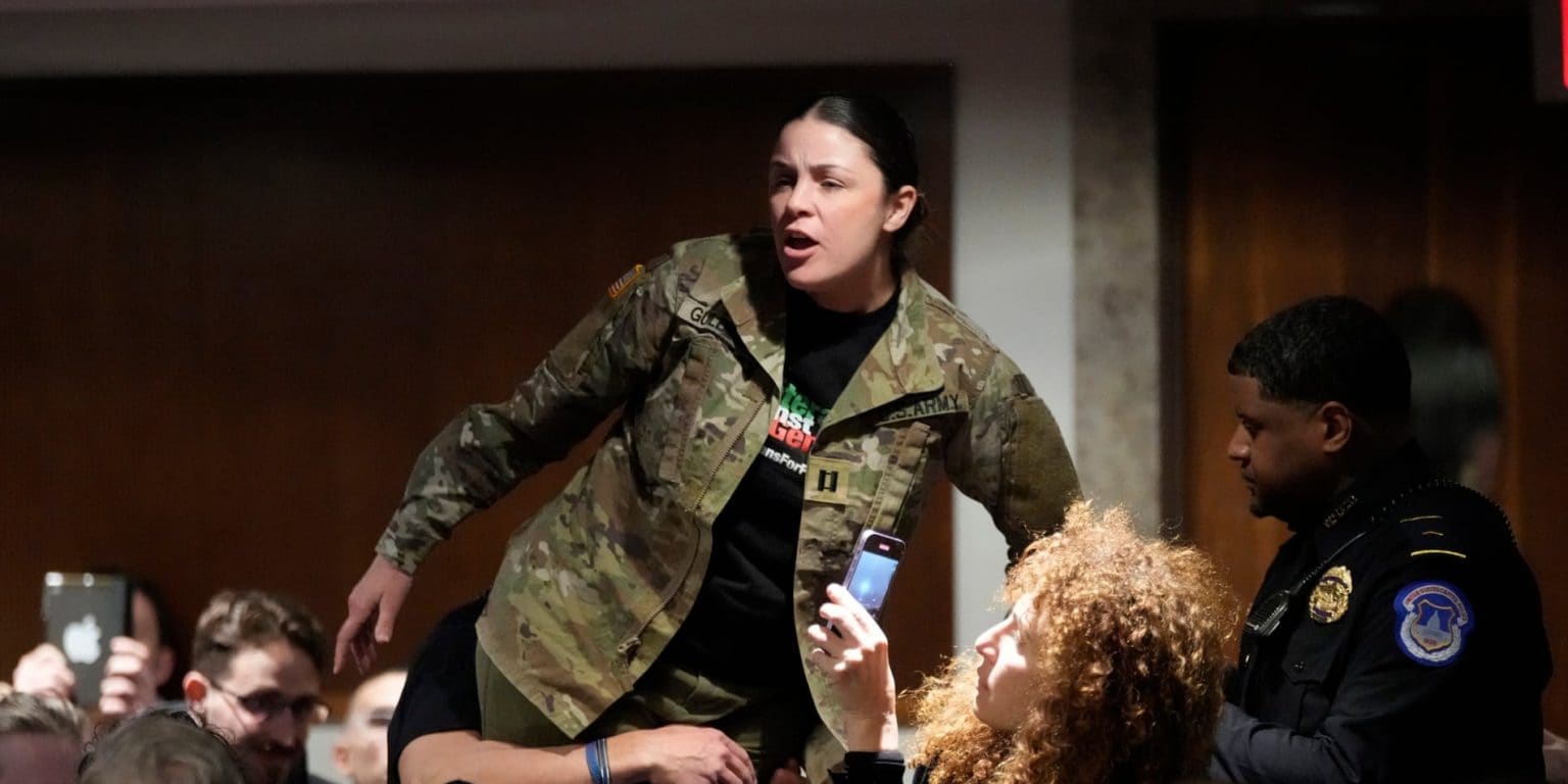 Imagen principal del artículo: Arrestan a veteranos que denunciaron genocidio en Gaza durante audiencia de candidata a embajadora de EE. UU. en Costa Rica