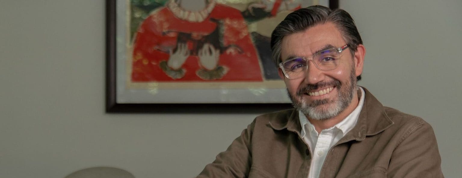 Imagen principal del artículo: Mauricio París debuta en la narrativa con "Lugares donde no estuvimos"