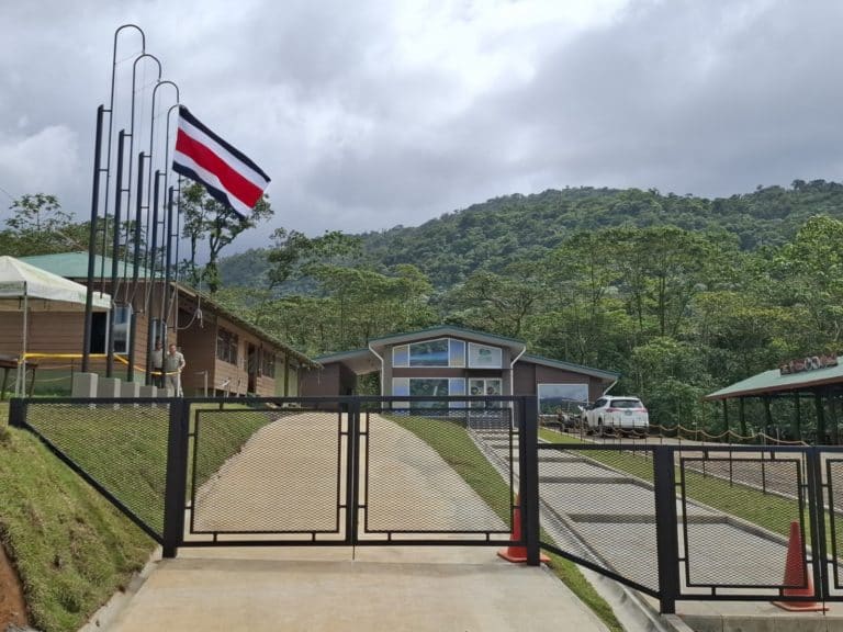 Parque Nacional Volcán Tenorio inaugura moderno centro de visitantes