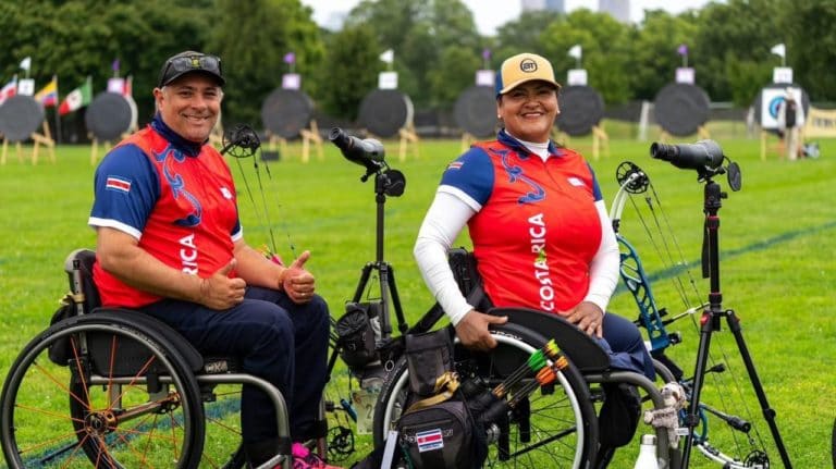 Pilar Riveros y Diego Quesada de Costa Rica ganan oro por equipos en la Para Archery Cup de Chicago