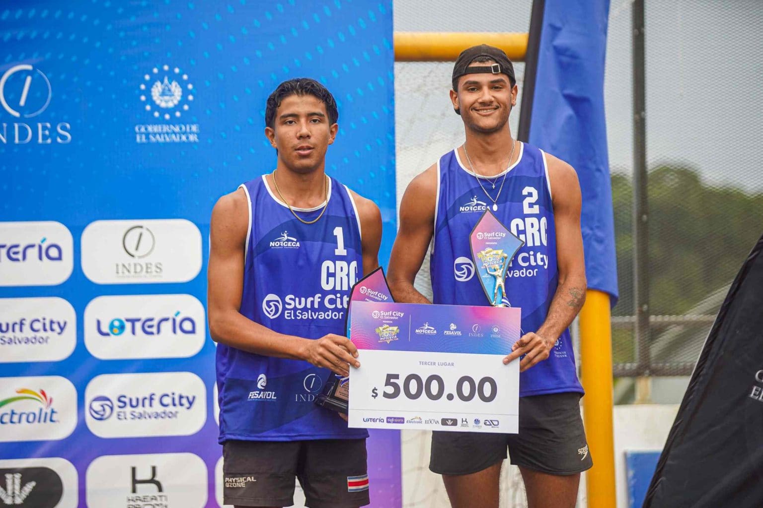 Imagen principal del artículo: Voleibolistas ticos Julián Araya y Jhostin Varela ganan bronce en el Tour Profesional NORCECA