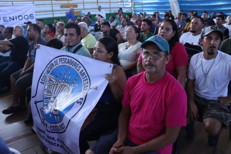 Pescadores limonenses reciben motores de pesca y permiso para investigación pesquera