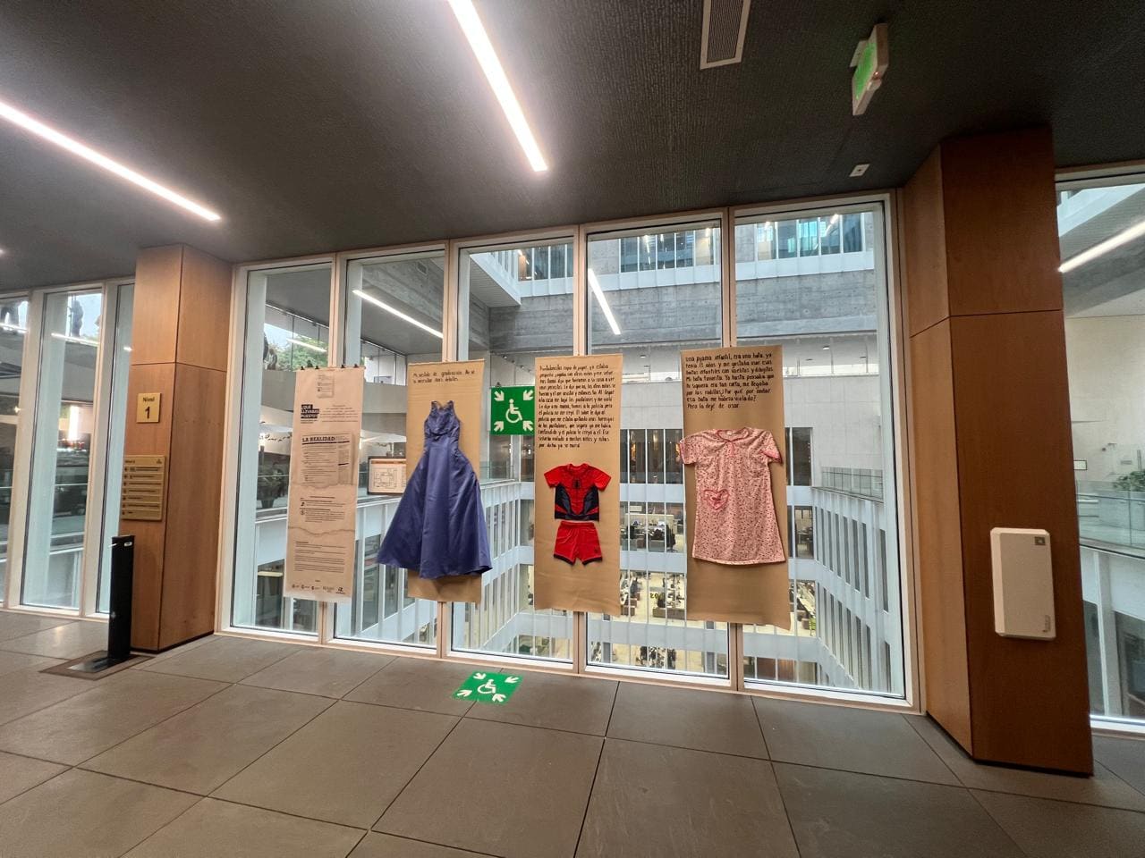 Imagen principal del artículo: Exposición "¿Qué llevabas puesto?" transforma la Asamblea Legislativa en un espacio de reflexión sobre la violencia sexual