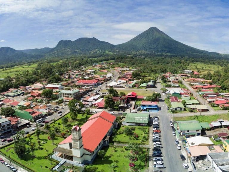 COP30: Modelo turístico de La Fortuna llegó a Brasil como ejemplo de sostenibilidad