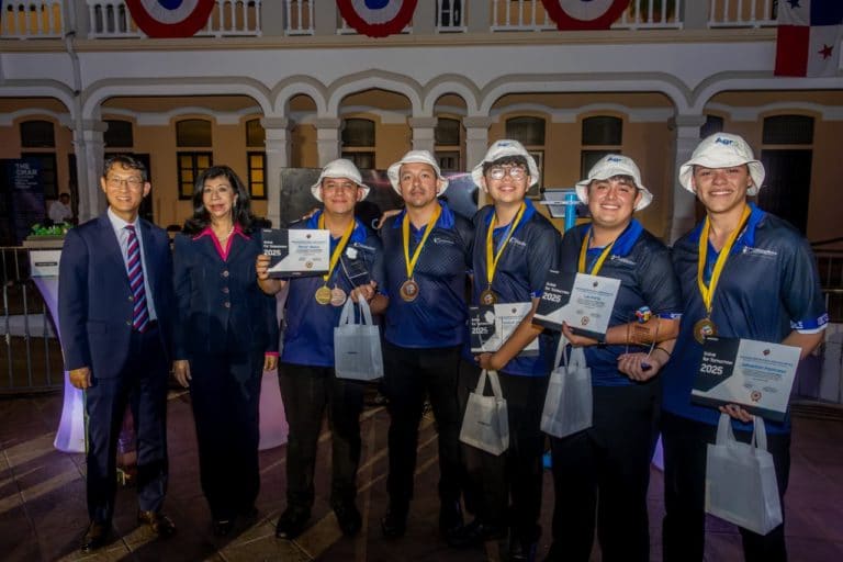 Colegio Técnico Don Bosco gana la edición regional de Solve for Tomorrow 2025