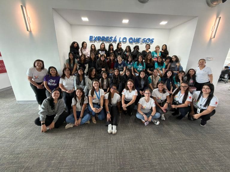 Niñas de Desamparados, Los Guidos y Río Azul reciben capacitación de Liberty en hábitos positivos e Inteligencia Artificial