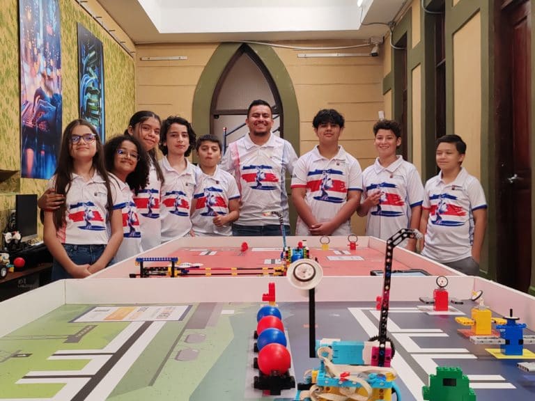 Ocho estudiantes de Cartago representarán a Costa Rica en la Olimpiada Mundial de Robótica en Singapur