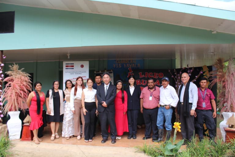 Embajada del Japón entrega albergues al Liceo Rural Roca Quemada en territorio Indígena Cabécar