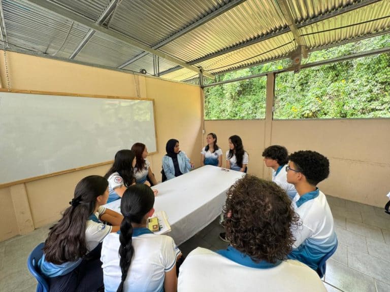 Emiratos Árabes Unidos dona pupitres a centros educativos de Pérez Zeledón y Turrubares