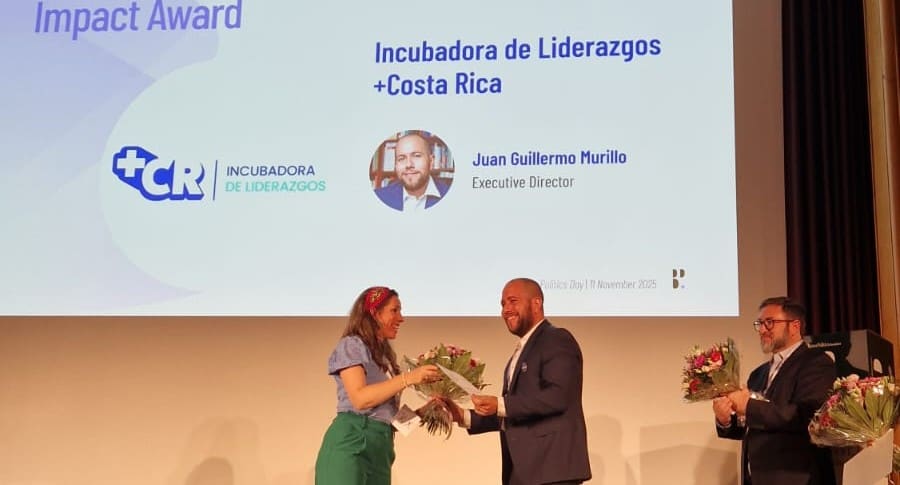 Imagen principal del artículo: Incubadora de Liderazgo +Costa Rica recibe premio internacional por su aporte a la democracia