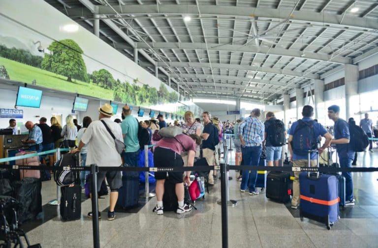 Ingreso de turistas por vía aérea cayó 5,9% en agosto y quedó por debajo de 2019