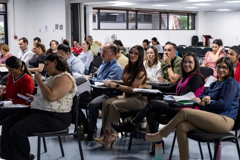 Archivistas costarricenses reciben capacitación con experto español