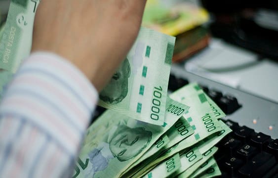 Ejecutivo anuncia aumento de hasta 20 mil colones para sector público fuera del salario global