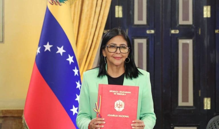 EE. UU. amenaza a la presidenta interina de Venezuela con cargos penales si no obedece al gobierno de Trump