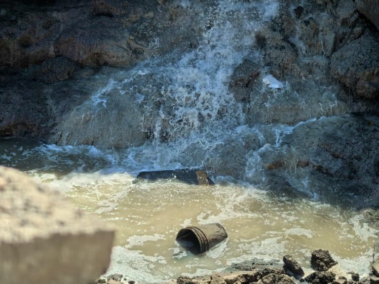 Autoridades realizan investigaciones sobre posibles vertidos ilegales de aguas residuales al Río Torres