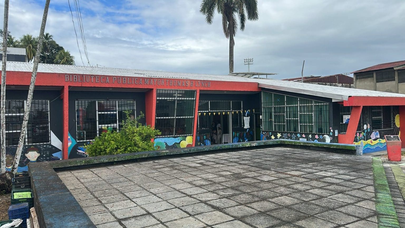 Imagen principal del artículo: Biblioteca Pública de Limón “Mayor Thomas Benjamín Lynch” cumple 40 años de servicio cultural