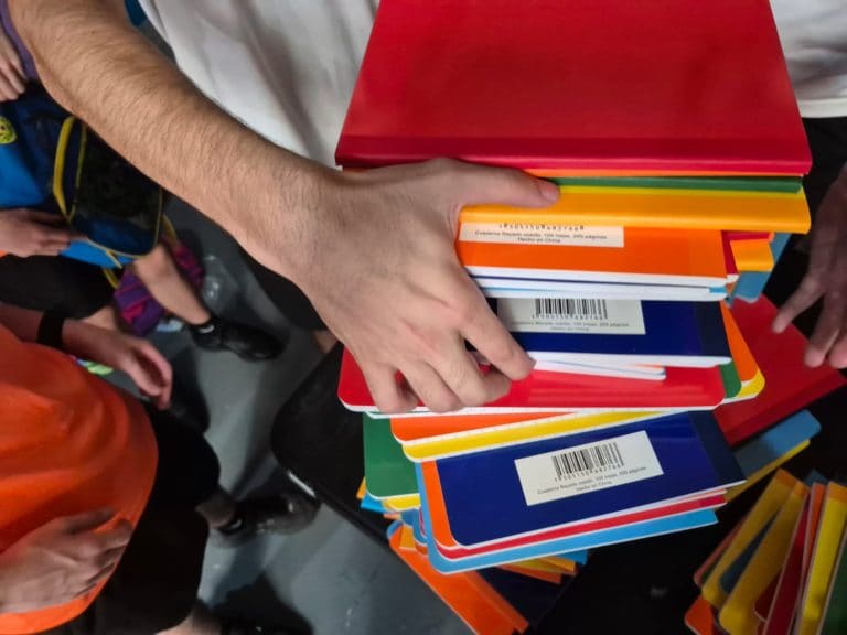 Campaña dona más de 1.400 kits escolares a estudiantes en comunidades vulnerables