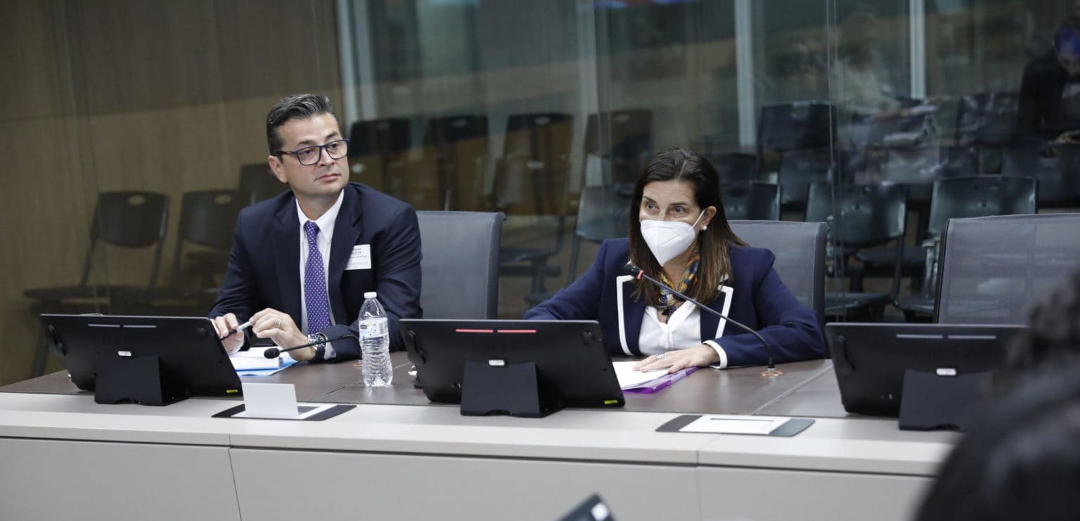 Imagen principal del artículo: Informe de mayoría exculpa a Marta Esquivel, Asamblea patea la bola y la regla fiscal se reactiva