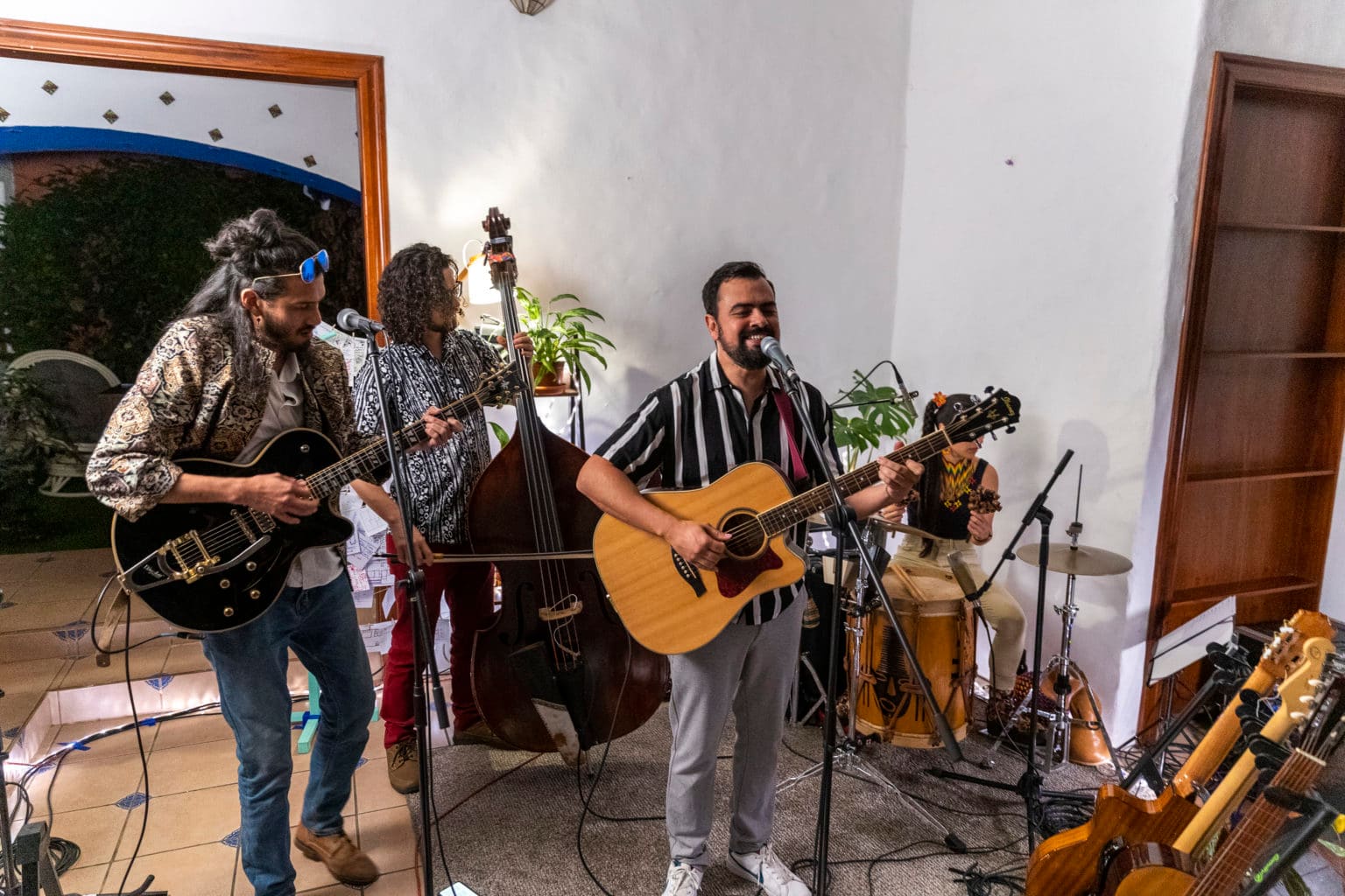 Imagen principal del artículo: Simón Avilés presenta su álbum debut “canciones mínimas”
