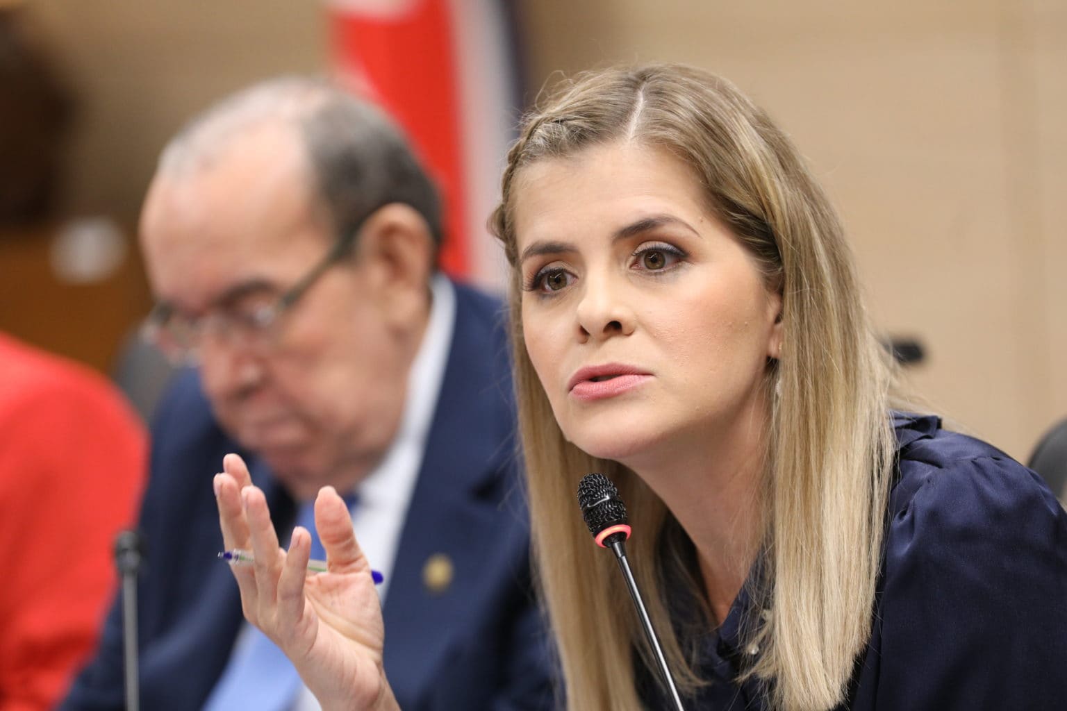 Imagen principal del artículo: La paradoja de Laura Fernández: diagnósticos claros frente a políticas de agotamiento