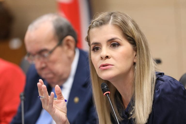 La paradoja de Laura Fernández: diagnósticos claros frente a políticas de agotamiento