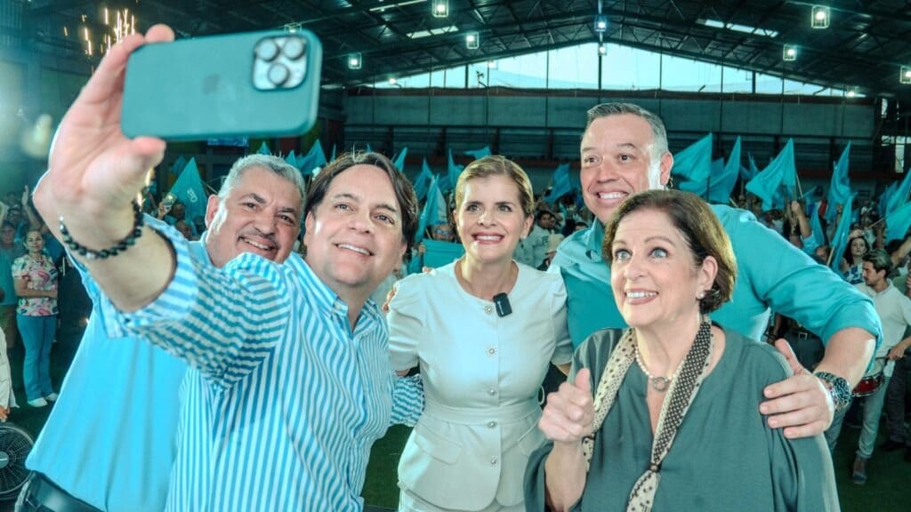 Imagen principal del artículo: Cisneros pone distancia con Villalobos, Fernández desacredita "chismes" de conflictos en Pueblo Soberano