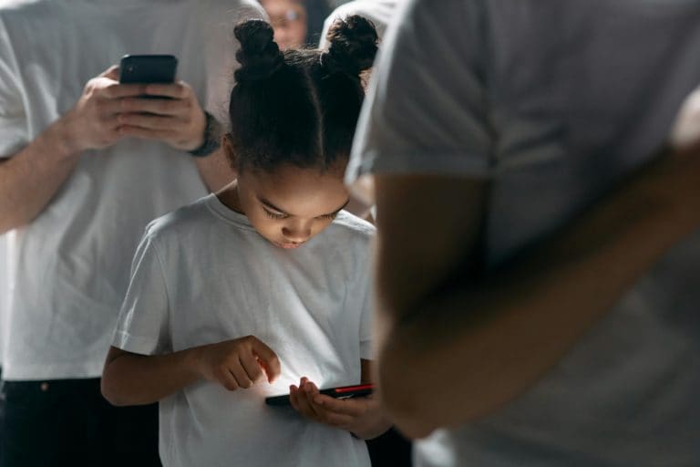 Comisión avala proyecto para prohibir el uso de celulares y tabletas personales en centros educativos