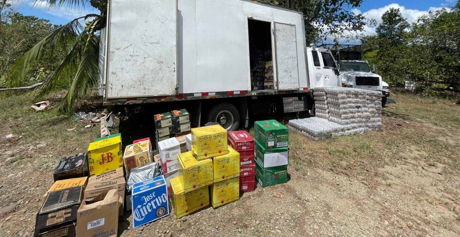 Imagen principal del artículo: Policía de Control Fiscal decomisa 30 mil unidades de licor de contrabando