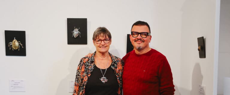 Exposición de Margreet Postma reúne más de 30 piezas de ensamblaje en la Galería Sophia Wanamaker