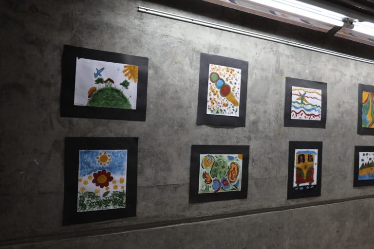 Exposición reúne obras de niñas y niños del programa "Tierra Fértil" en la UNA