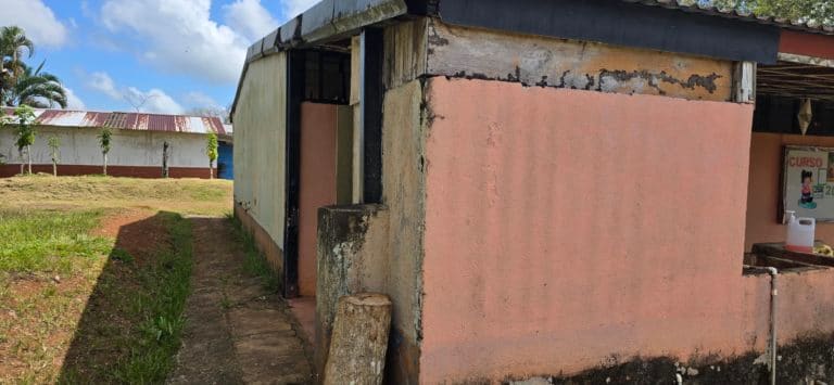 Defensoría advierte condiciones críticas en escuela de Pocosol con orden sanitaria vigente desde 2015