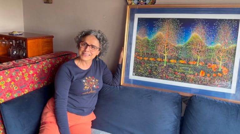 Fundación Partir Con Dignidad entrega obra de Isidro Con Wong a ganadora de rifa solidaria
