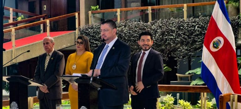 MEP anuncia 90 mil becas para capacitación docente en inteligencia artificial