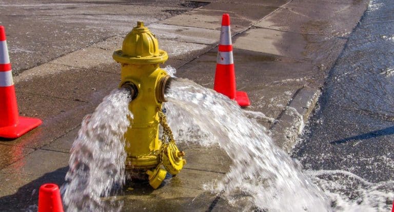 El agua que apaga incendios no tiene que ser potable — pero sí tiene que estar disponible