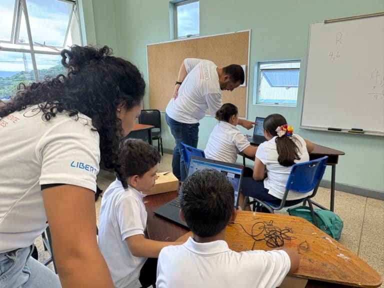 Liberty, en alianza con Ericsson, acerca la tecnología y las habilidades STEM a niños de Ciudad Colón
