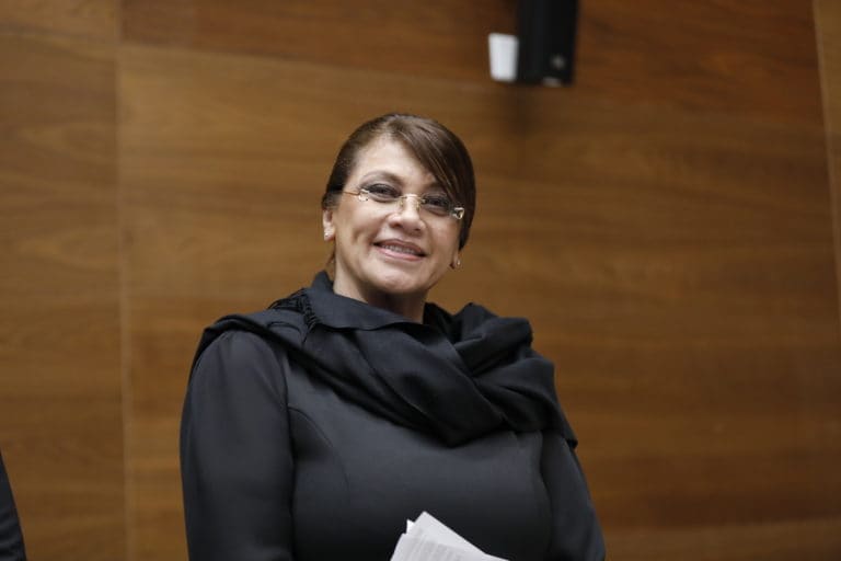 Diputada oficialista propone multa de ₡245 mil por transportar en moto a menores de 12 años que no alcancen los estribos