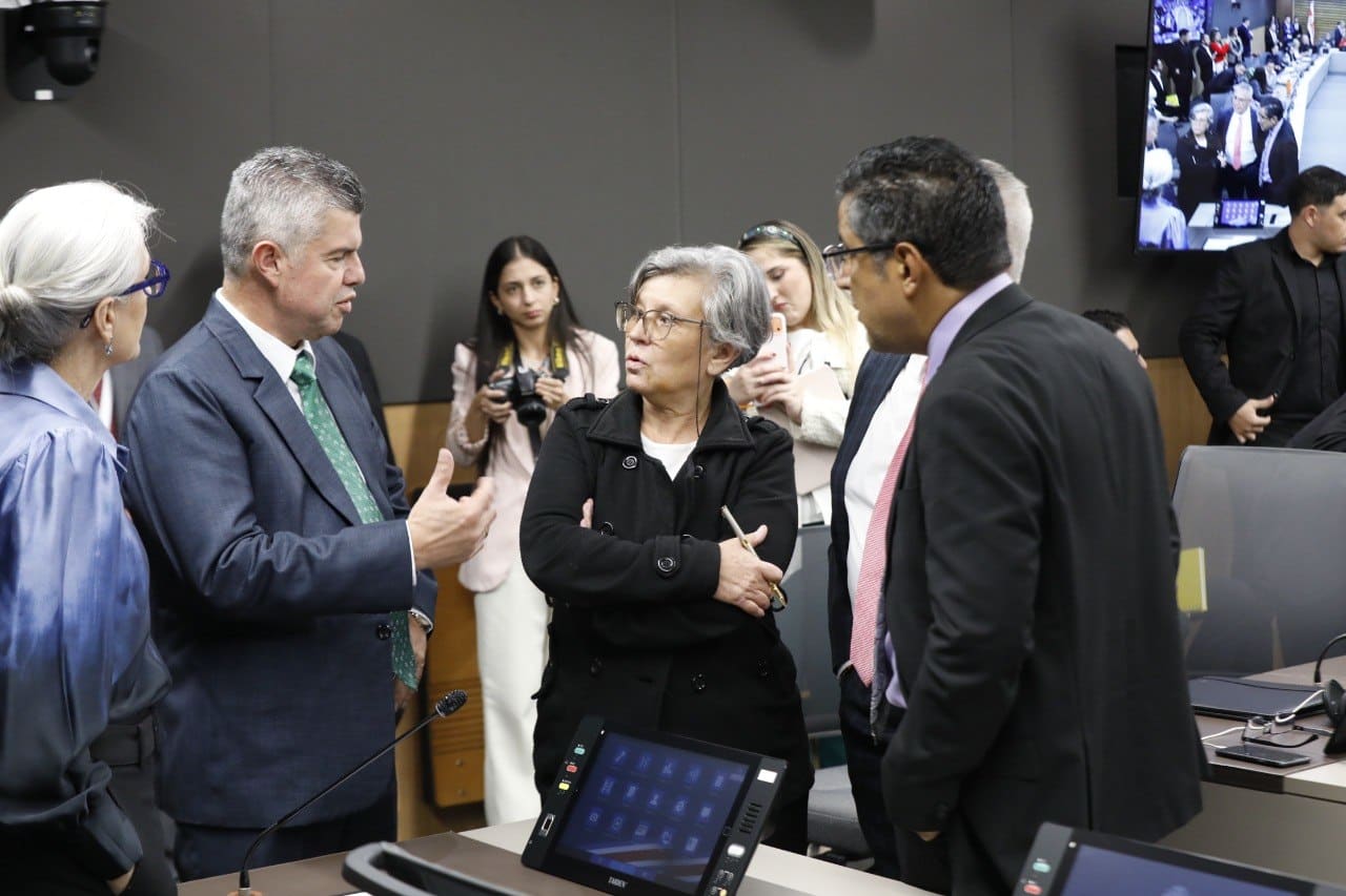 Imagen principal del artículo: Frente Amplio propone restablecer cobro general sobre rentas pasivas obtenidas en el extranjero