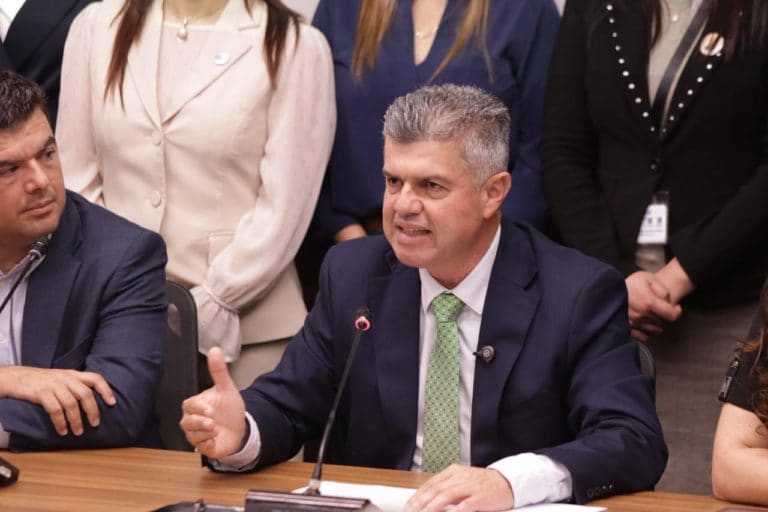 PLN condiciona conversaciones para abrir el mercado eléctrico a devolución de fondos universitarios