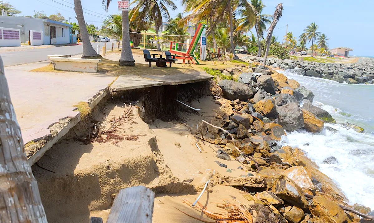 Imagen principal del artículo: Puerto Rico declara estado emergencia por aumento del nivel de mar y erosión costera