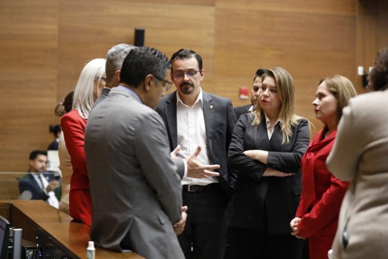 Congreso aprueba sustituir una sesión del proyecto de jornadas 4x3 para tramitar otros 14 proyectos
