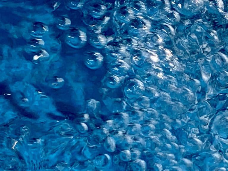 Marco Mora von Rechnitz presenta “Húmedo profundo”: una exposición inspirada en el agua y la introspección