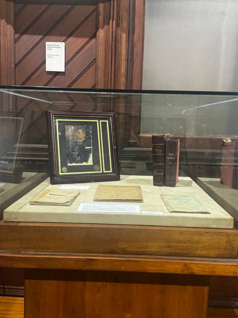 Heredia inaugura exposición permanente con libros subrayados y pensados por líderes políticos