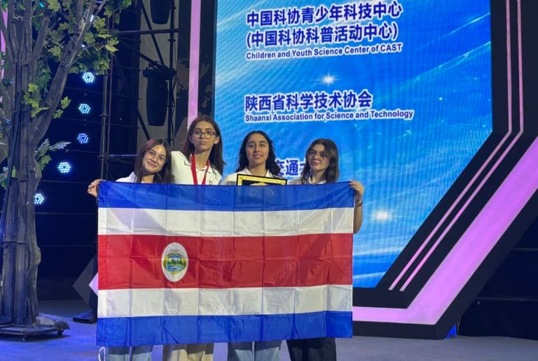 Cuatro estudiantes costarricenses obtienen reconocimiento internacional en competencia científica realizada en China