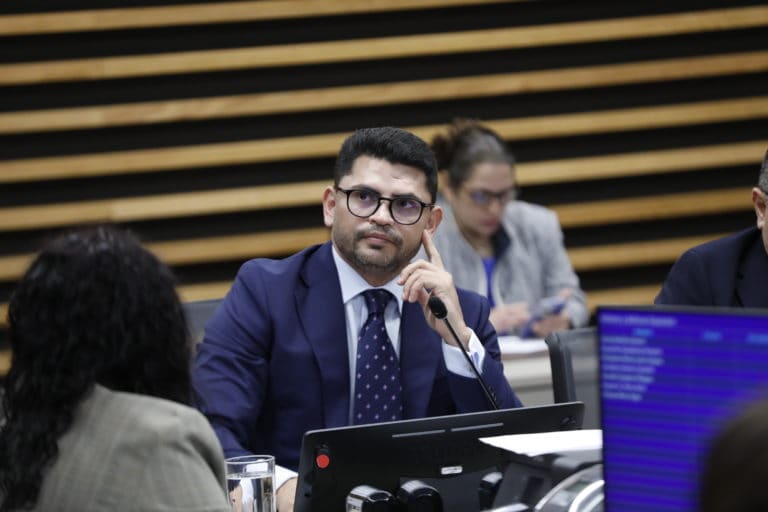 Diputado oficialista presentó nuevo proyecto para autorizar patrocinio de licor en el deporte