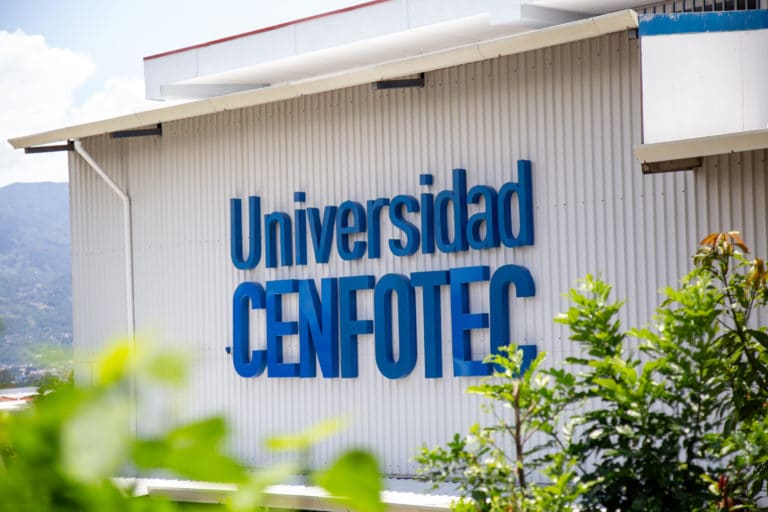 Universidad CENFOTEC abre convocatoria para becas del 100% en carreras tecnológicas