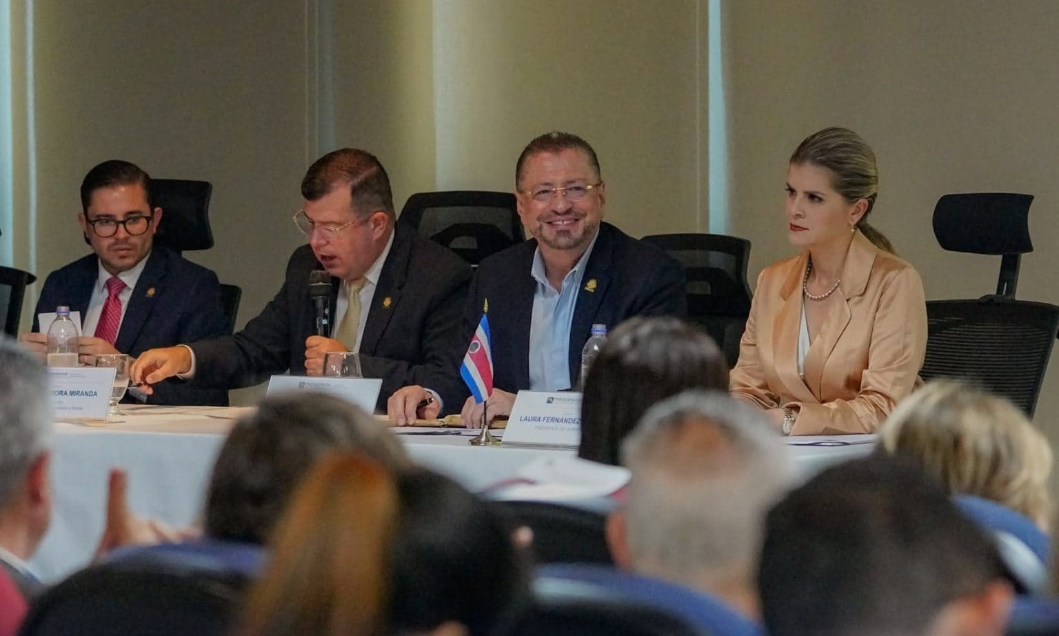 Imagen principal del artículo: Ejecutivo propone elevar a $20.000 umbral del contrabando y cerrar comercios con mercancía sin respaldo